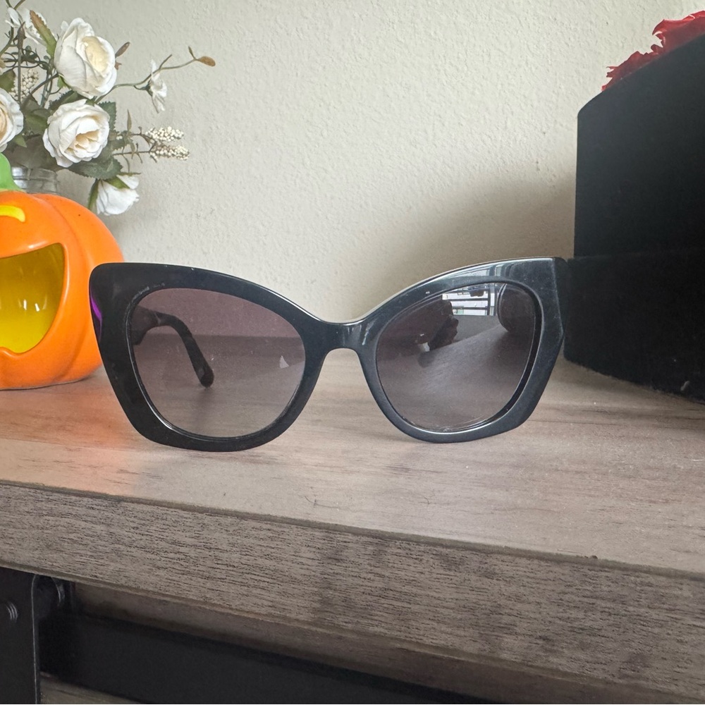 Chic Black Cat-Eye Sunglasses